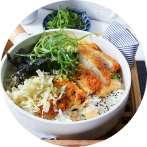 Japansk ret med ris, bonito-flager, paneret kylling, tang, forårsløg, krydret dressing